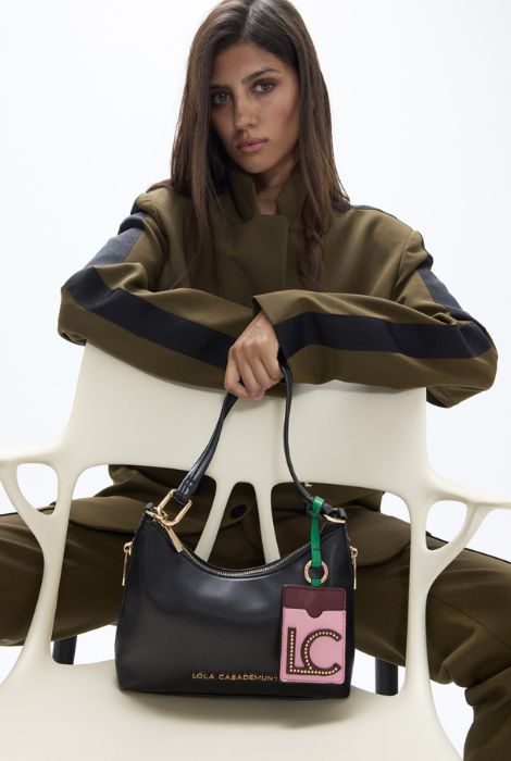 BANDOLERA NEGRA EFECTO PIEL LOLA CASADEMUNT - Imagen 2