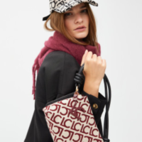 BANDOLERA JACQUARD LOGOTIPADA GRANATE LOLA CASADEMUNT