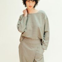 BLUSA GRIS RAYAS PAN PRODUCTO BÁSICO