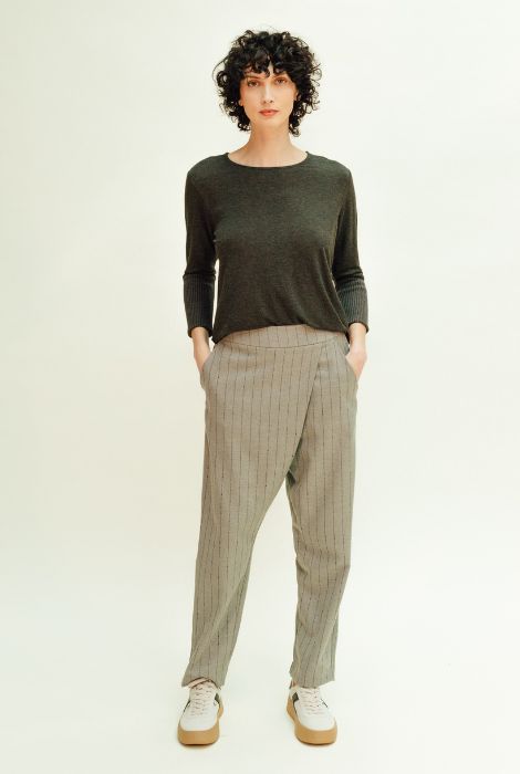 PANTALÓN WRAP GRIS RAYAS PAN PRODUCTO BÁSICO - Imagen 3