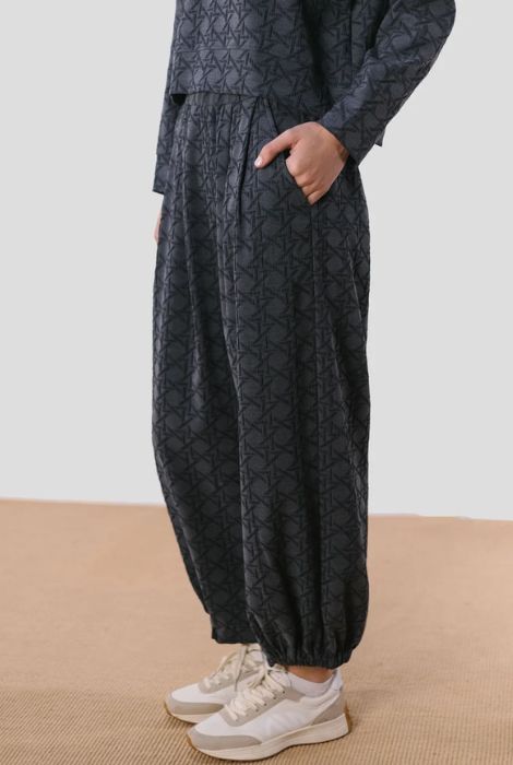 PANTALÓN JACQUARD GEOMÉTRICO PAN PRODUCTO BÁSICO
