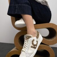 ZAPATILLA DEPORTIVA CRUDA LOGO PRINT LOLA CASADEMUNT